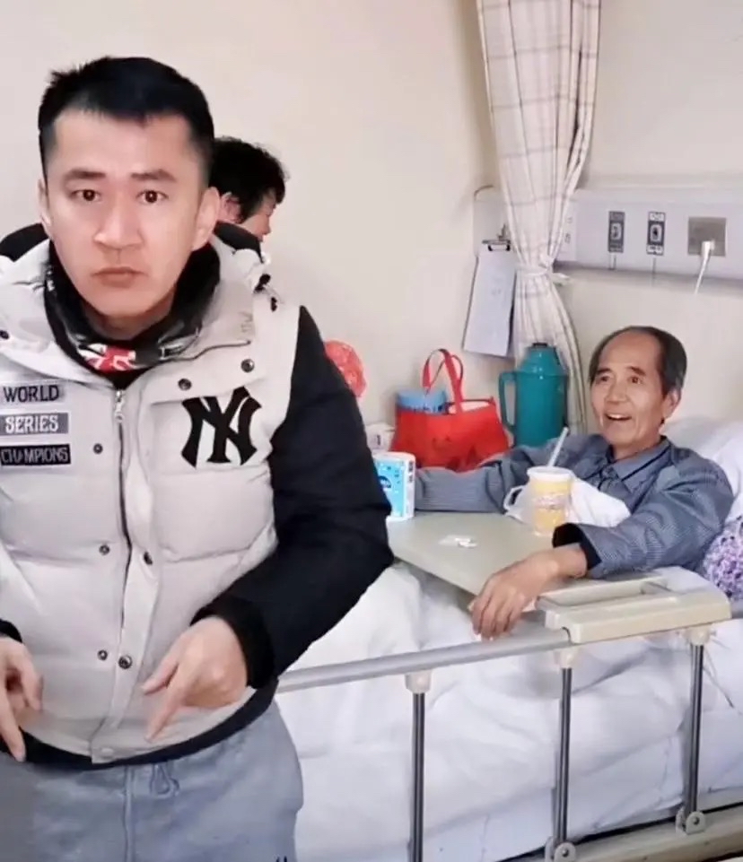 李嘉明|38岁男演员自曝身世秘密：共有三位母亲抚养成长，亲生母亲因病去世