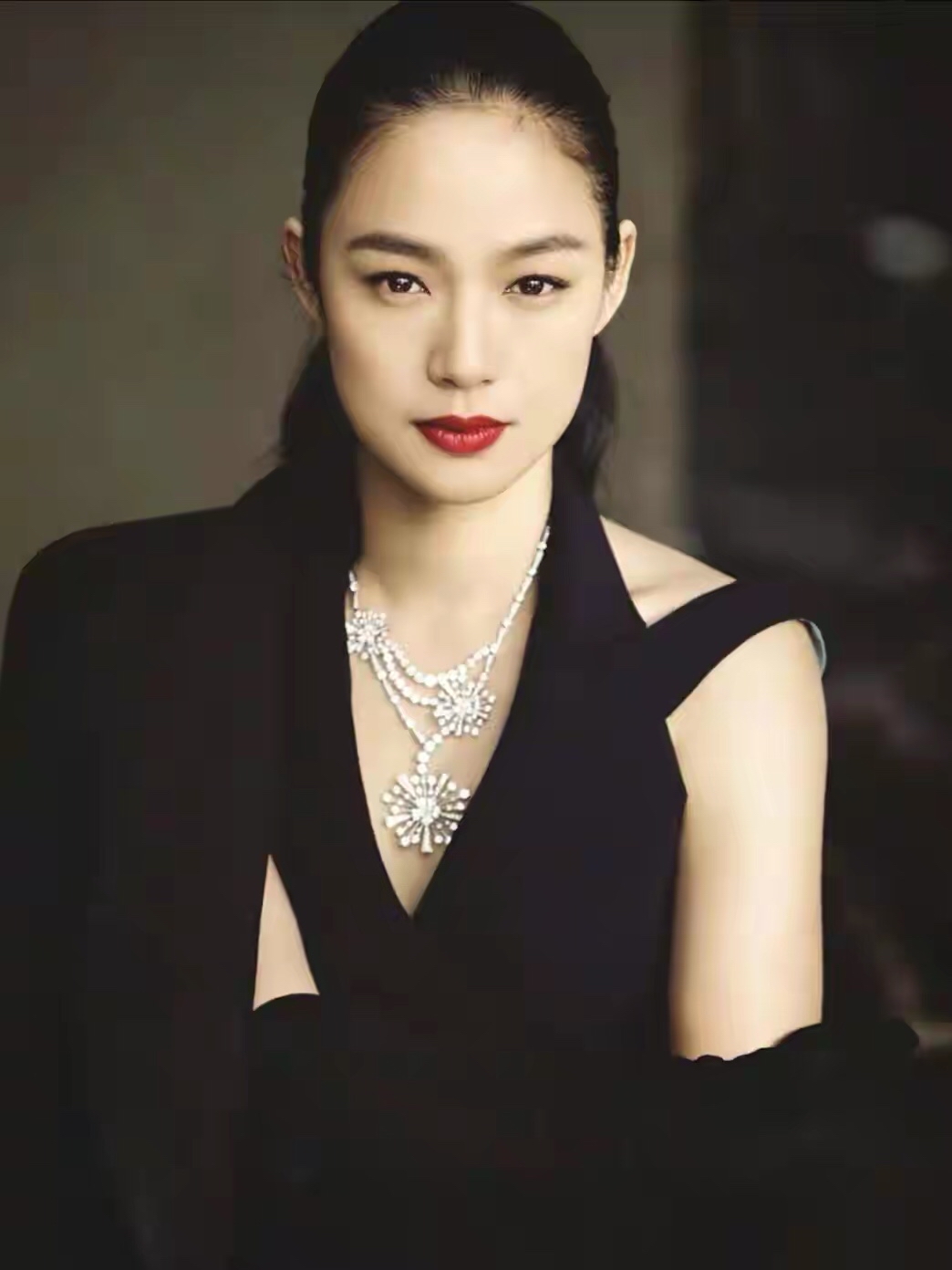 周韵|张艺谋老婆和姜文老婆同框，同穿黑白连衣裙，谁更胜一筹？