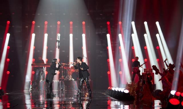 肖战|肖战黑豹乐队神仙合作舞台照曝光，立麦摇滚太帅了，现场A爆了