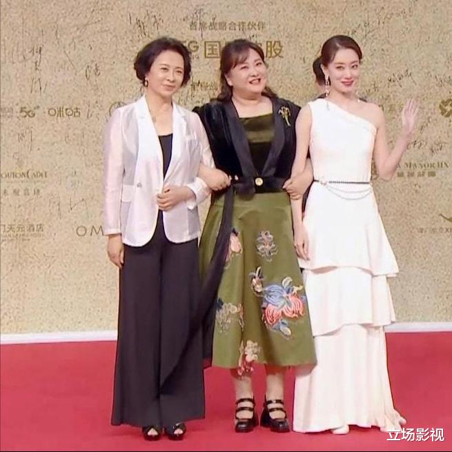 张译|34届金鸡红毯，张译紧张到搓衣角，青年演员蹲下为陈道明“让镜”