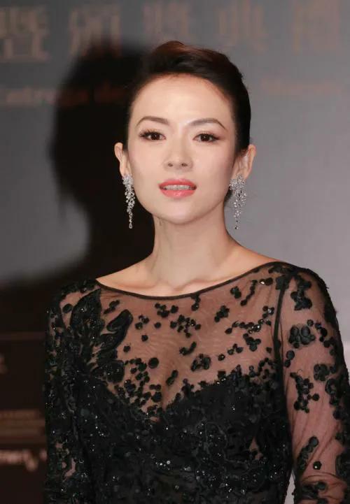 花影爱花 章子怡沙滩脱掉自己泳衣与富豪热吻,和导演深夜讨论剧本