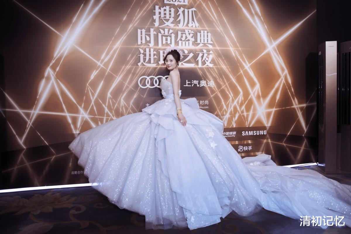 孙嘉璐|孙嘉璐冰雪流光裙闪耀红毯，网友：艾莎公主下凡了！