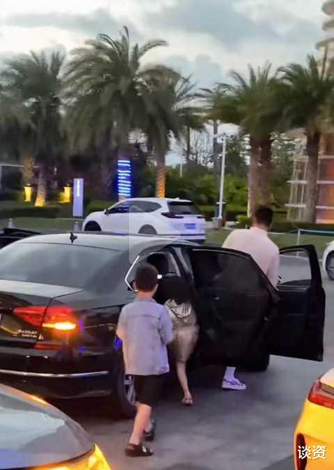 张予曦|杜江霍思燕一家四口现身，嗯哼身高到妈妈肩膀，为避嫌与女儿分开走？