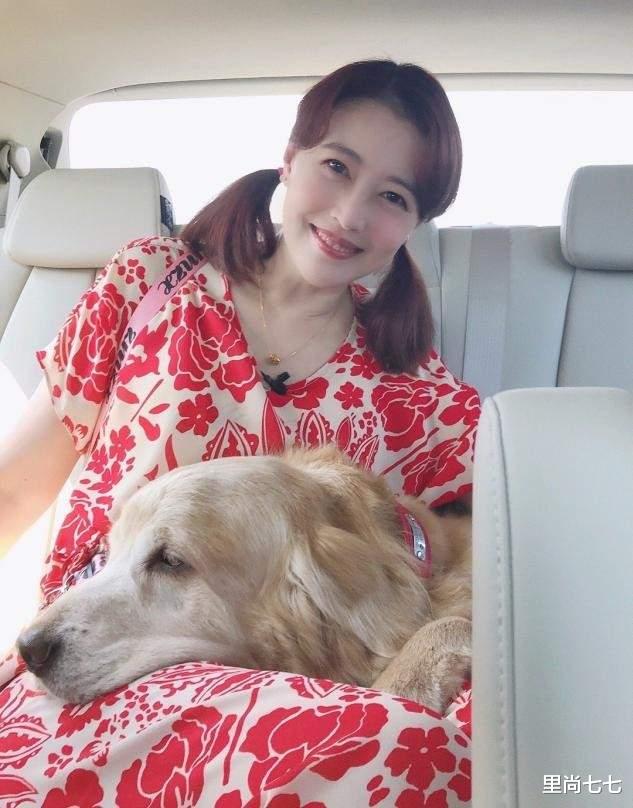 美颜 周海媚首次开直播，无美颜皮肤超紧致，斜扎马尾戴少女发卡很真实