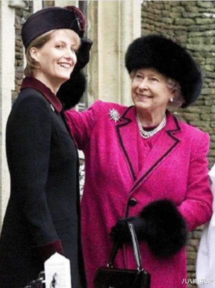 八八尚语UP|英女王小儿媳观看F1大奖赛,粉色连衣裙减龄又贵气,大姑姐也现身