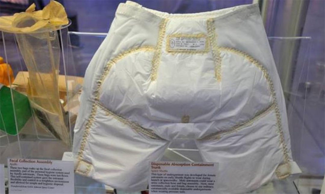 航天员 在太空中生活，航天员如何处理如厕问题？女航天员来例假怎么办？