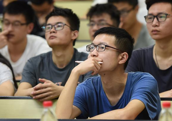 油漆工|北大女硕士求职受挫,回乡当油漆工,月薪2千如今真的快乐吗