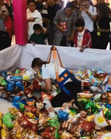 萌萌萌说|约了上门按摩的妹子，包里居然带了这些工具，男生看完都脸红了！