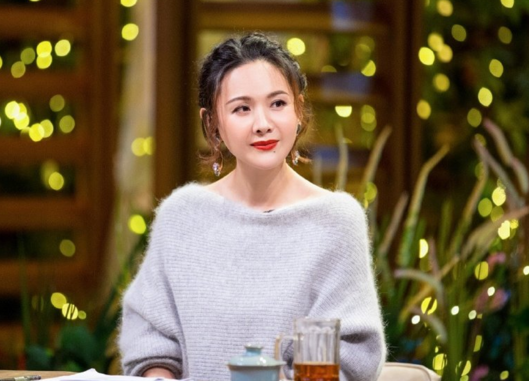 香菜|43岁程莉莎真富态，穿一身丝绒旗袍高贵典雅，就是发型有点老气