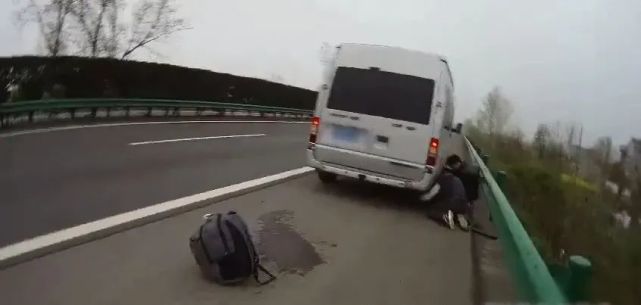 蚌埠广电 蚌埠:路遇故障车辆,交警上前帮忙,结果让人没想到…