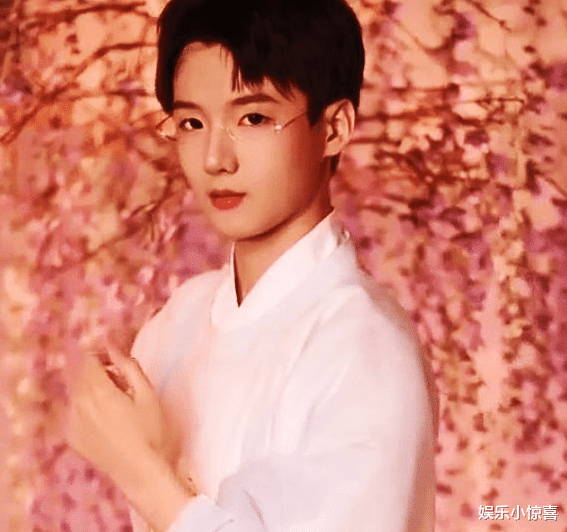 |“吃个桃桃”风小逸被封后，出家照被扒，油头粉面没有和尚样