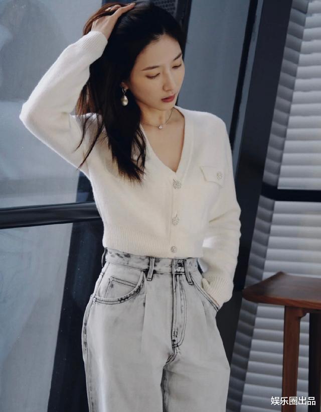 江疏影|江疏影穿开奶衫拍大片,侧身摆拍身形饱满,网友:衣服选小了吧