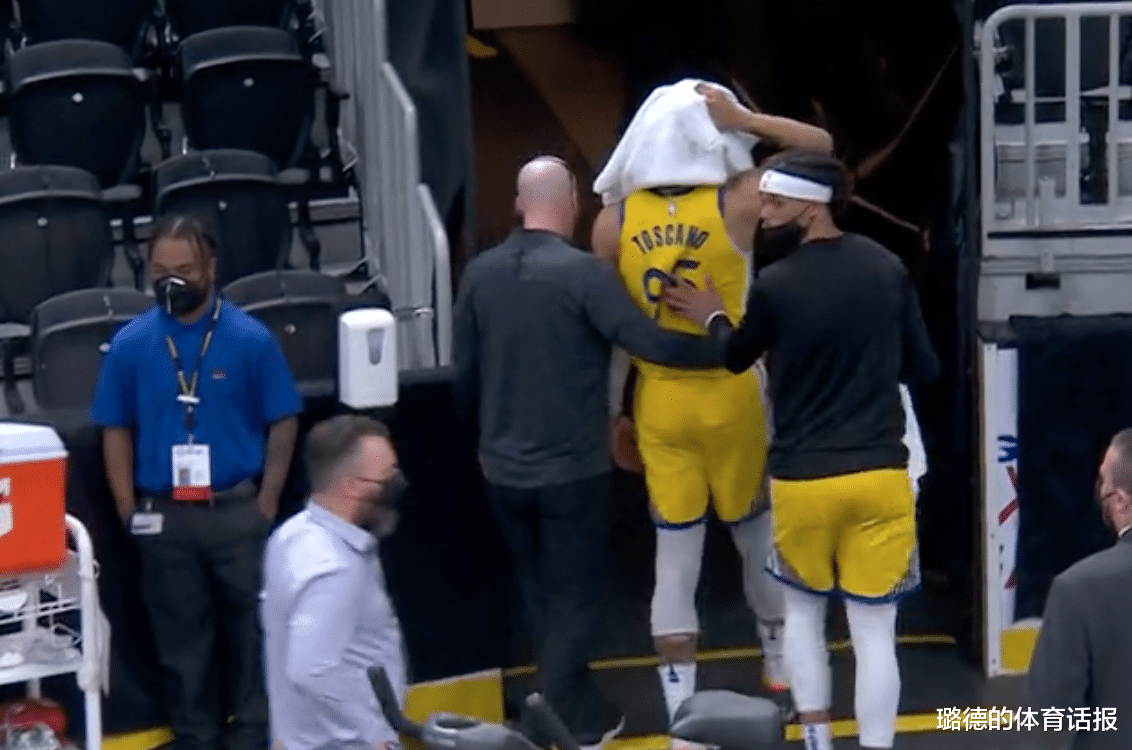 斯蒂芬·庫里|淚目！勇士安德森為救球太拼，摔進(jìn)技術(shù)臺(tái)令人心疼，庫里帶傷作戰(zhàn)