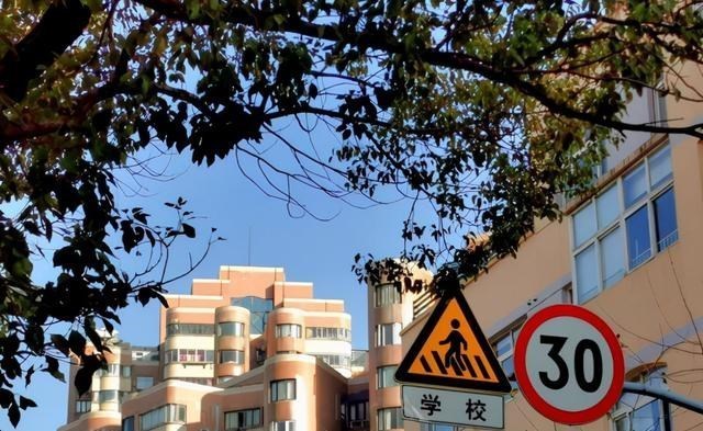 银行|100万贷款买房和100万存银行租房，30年后哪个生活更好？为何？