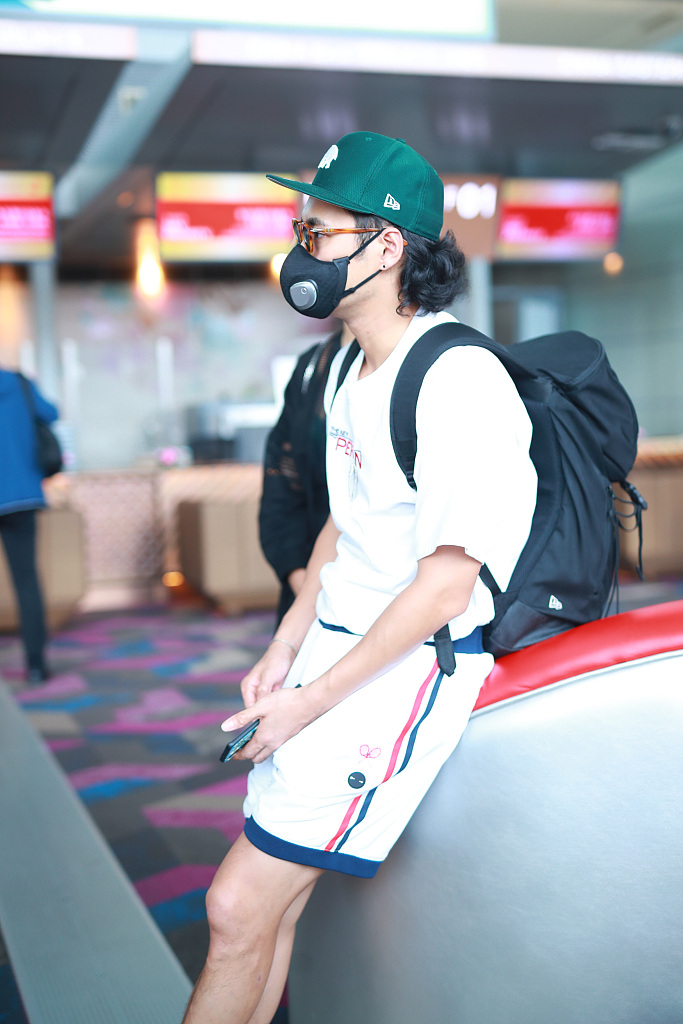 袁弘|袁弘儿子罕见露正脸！穿休闲装被爸爸抱怀里超乖巧，张歆艺太会嫁