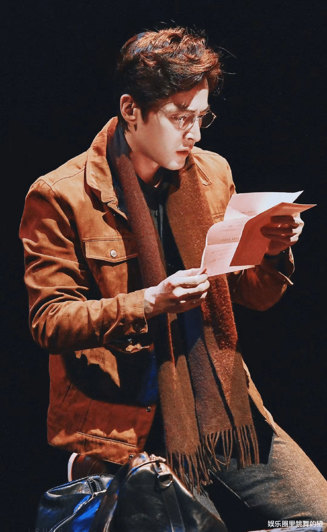 肖战|肖战代替胡歌演话剧，看到剧照后，网友：这就是偶像和演员的差距
