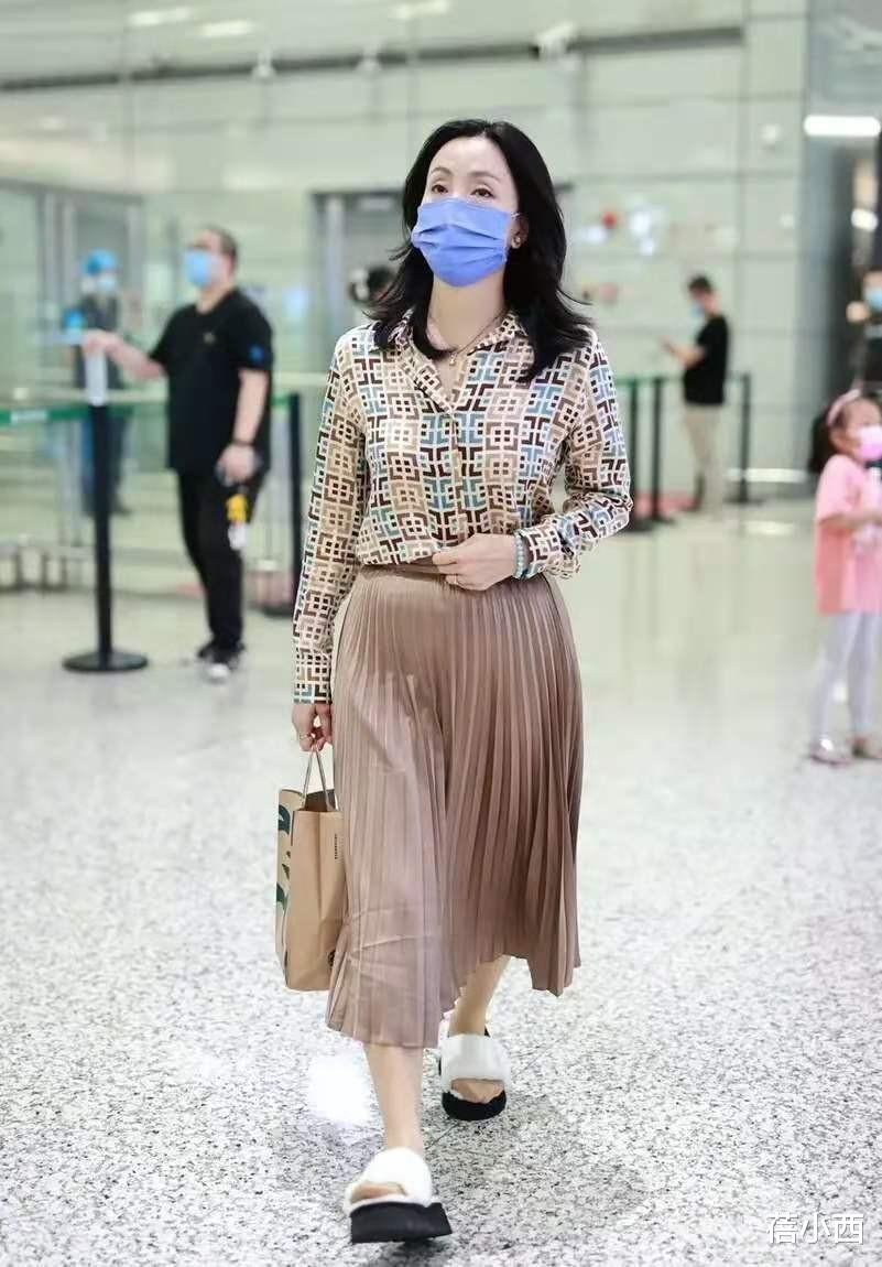 蓓小西|陶虹比年轻人还敢穿，穿“无痕裙”走机场 ，这“凹凸感”让同龄人羡慕