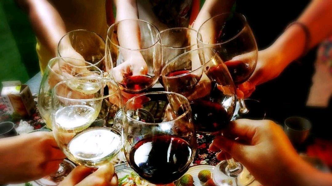新疆奇案:貌美女酒醉酣睡餐馆包厢引色狼,无耻男浑水摸鱼起歹念