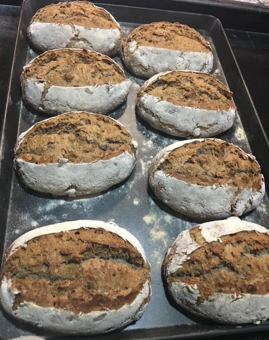 呼呼让我觉得心在跳 央视退休后，这对夫妻靠面包火到法国！慕了：这才是向往的生活