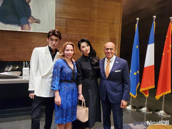 Nina昵娜|范冰冰深夜赶机太凄凉,穿衬衫无人接,扎棍粗长辫发量惊人似大姑娘