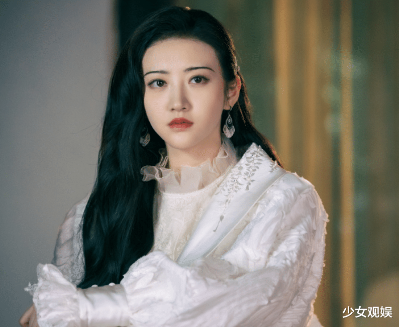 吉娜·爱丽丝|景甜现身步行街被围堵，路人的反应成焦点，真人美不美一眼即知