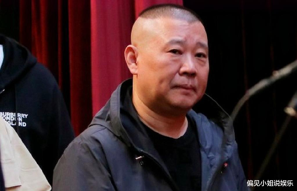 德云社|郭德纲太难了！天津德云社遭遇砸场子，男子在门口高举反三俗标语