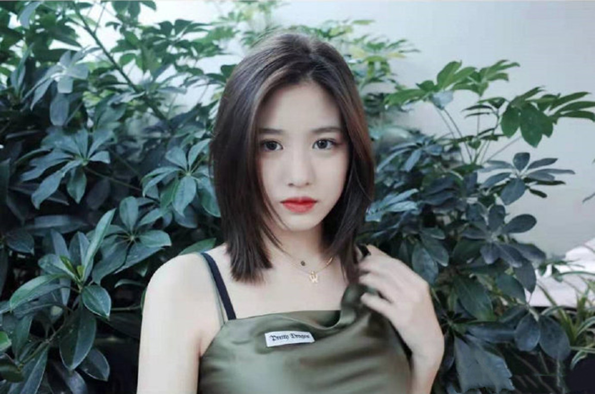 猫姐穿搭经|汪峰大女儿穿衣随了亲妈葛荟婕，才16岁穿吊带裙走轻熟风，太惊艳