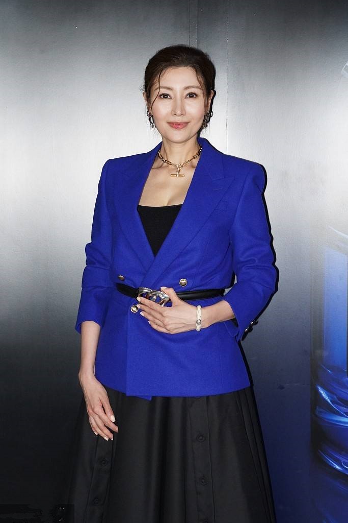 潮流前沿 51岁李嘉欣发福显老态，穿宽版西装配长裙难掩臃肿，幸好气质还在