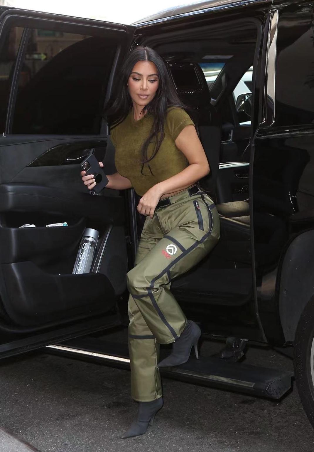 金·卡戴珊|金卡戴珊下车都在凹造型！弯成75度的腰臀好性感，何惧1米6矮个