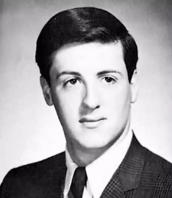 面瘫|史泰龙：出生被产钳夹成面瘫，3任老婆都是绝色，3个女儿更是貌美