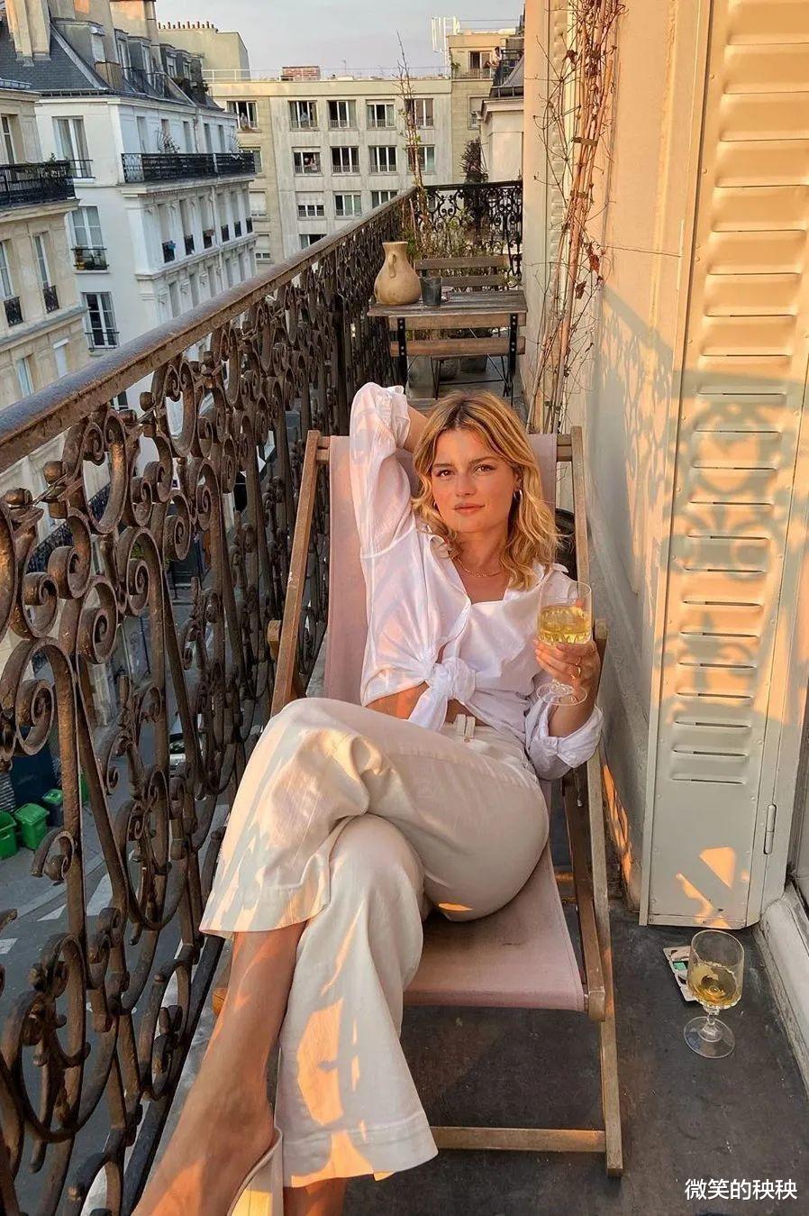 微笑的秧秧|夏天会穿白色才优雅，看时尚博主的高分示范，每一套都是气质模板