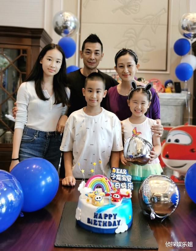 赵文卓|赵文卓夫妇庆儿子满10岁,13岁大女儿身高超妈妈,一家五口好有爱