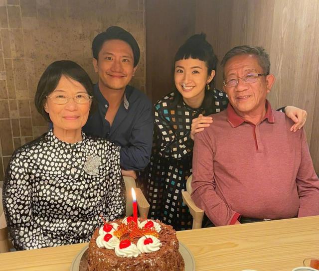 阳台养花匠 林依晨深夜首晒女儿私照，手捧小“臭脚”超有爱，尽显母性光辉