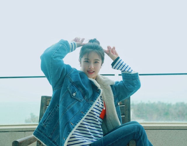 针织衫|双马尾的李兰迪很甜美，穿蓝绿色针织衫配高腰裤，简约不失初恋感