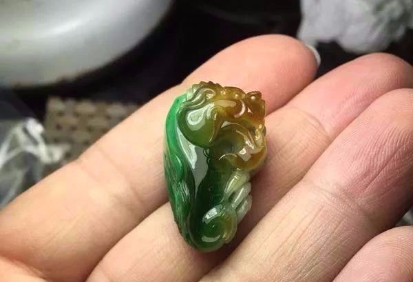 翡翠|小伙地摊300随手买的翡翠原石，带给你一场不一样的视觉震撼！