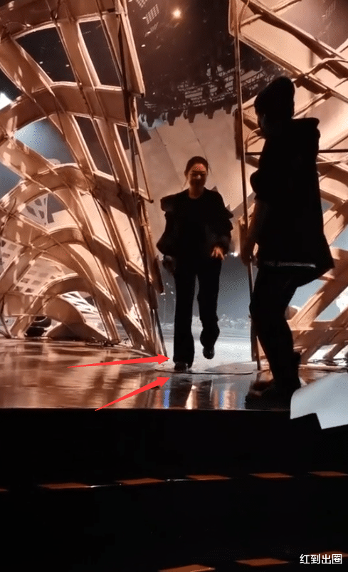 倪萍|62岁倪萍下班太晚一脸疲惫！全程弯着腰走路，助理连忙上前搀扶