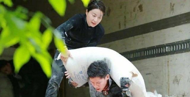 郭晶晶|看郭晶晶结婚后“回娘家”的排场，才知她确实值得霍启刚苦追8年