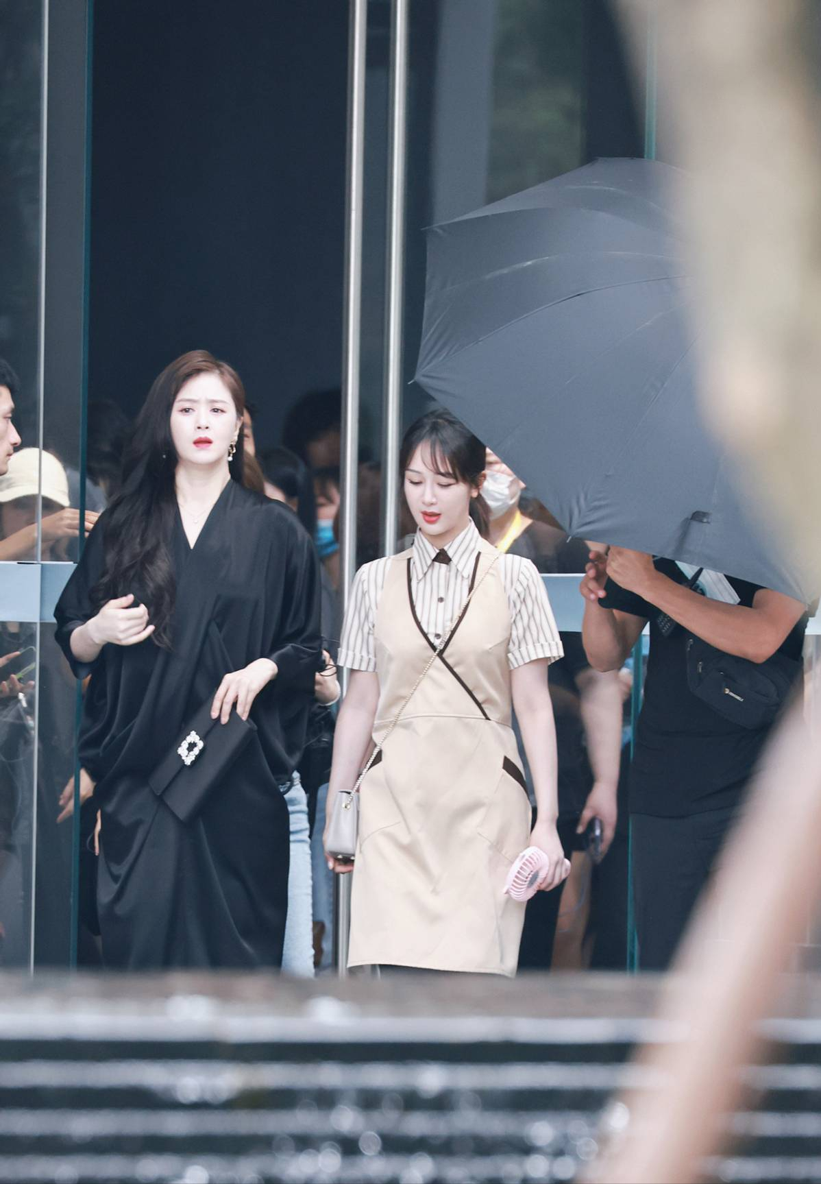 木耳|长发蒋欣梦回“欢乐颂” 与杨紫重聚上综艺，路透穿搭太高级