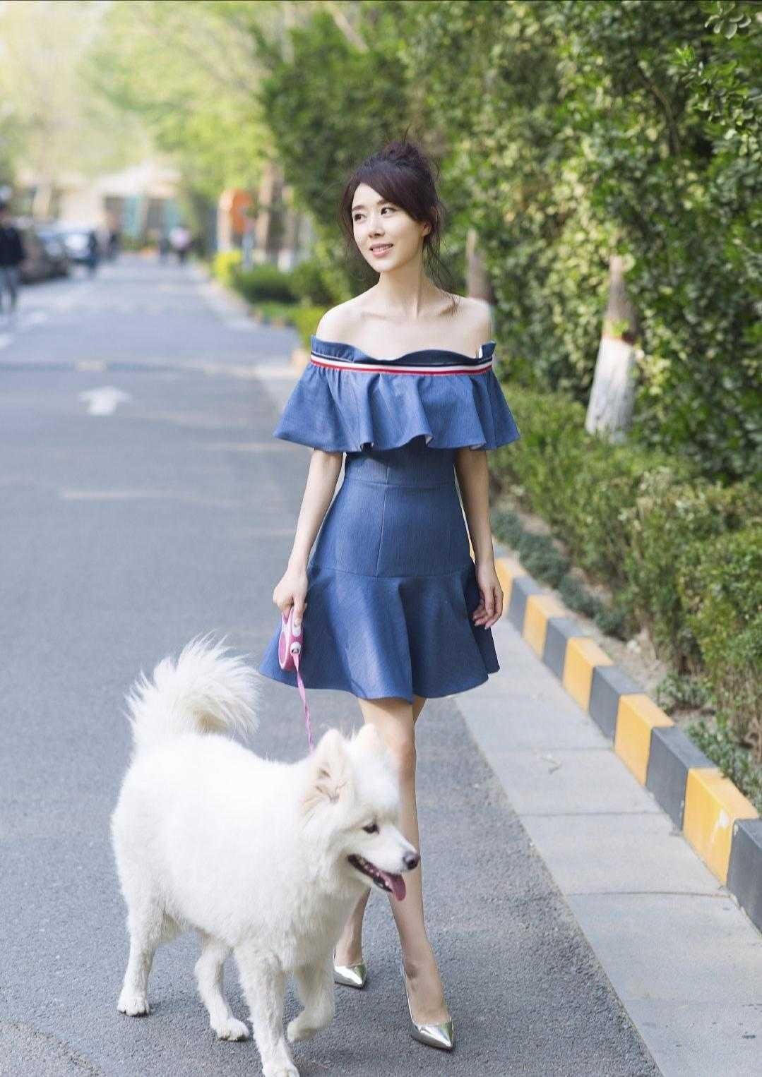 连衣裙 颜丹晨不愧是大众封的最美嫦娥，连遛狗穿的连衣裙，也减龄时髦