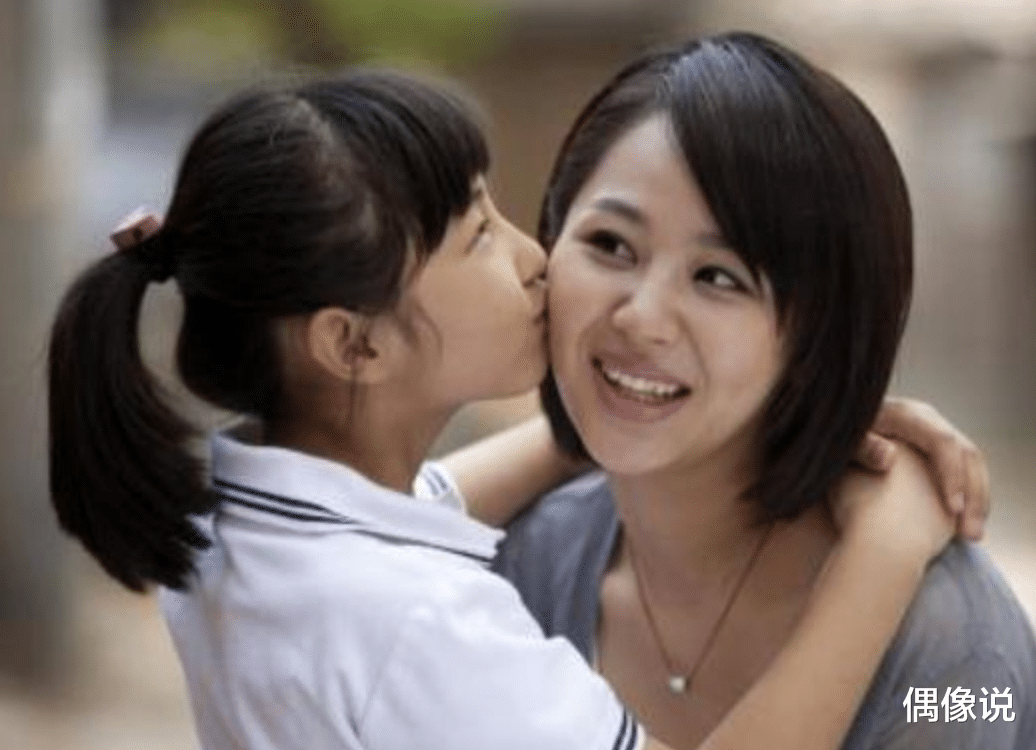 杨紫|张子枫弯腰给杨紫洗脚，跟杨紫睡一张床，床单颜色好有爱！