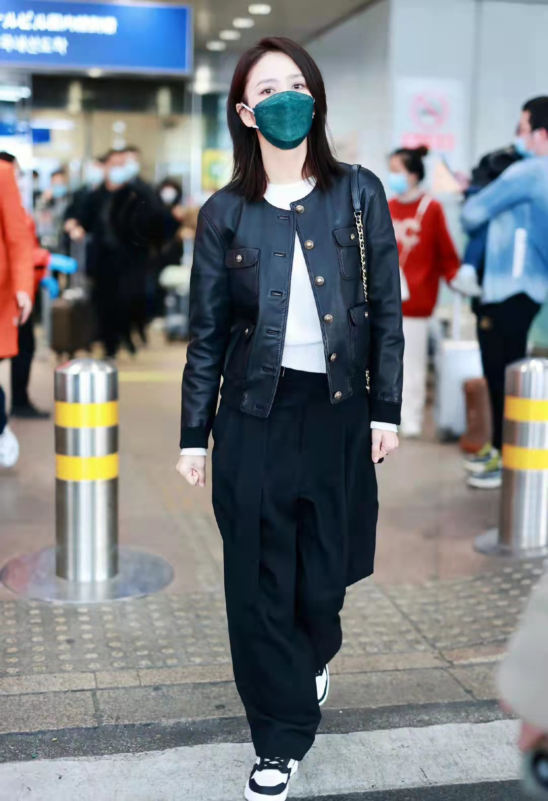 赵雅芝|佟丽娅穿机车皮夹克配阔腿裤，随性与甜酷兼具，简直教科书级穿搭