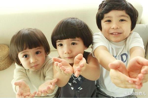 凌晨妈妈育儿|爸爸让四岁儿子掏钱买玩具,娃怒怼惹众人笑,论财商教育的重要性