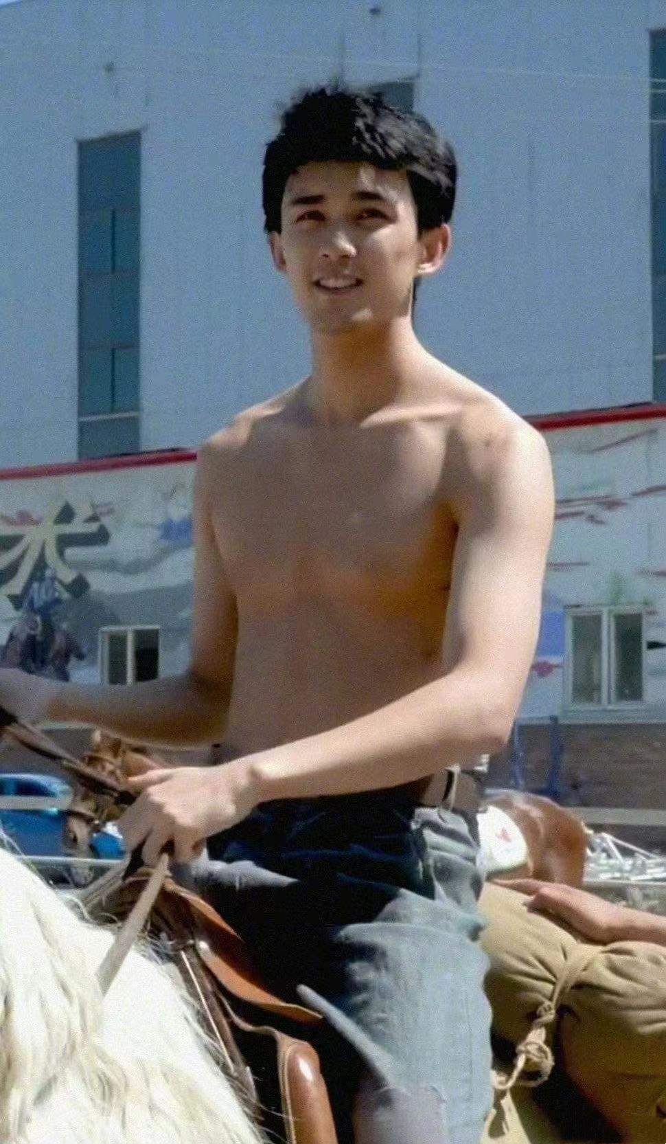 余生|吴磊赤膊骑马荷尔蒙满满,片方打马赛克引粉丝不满,最终放出原片