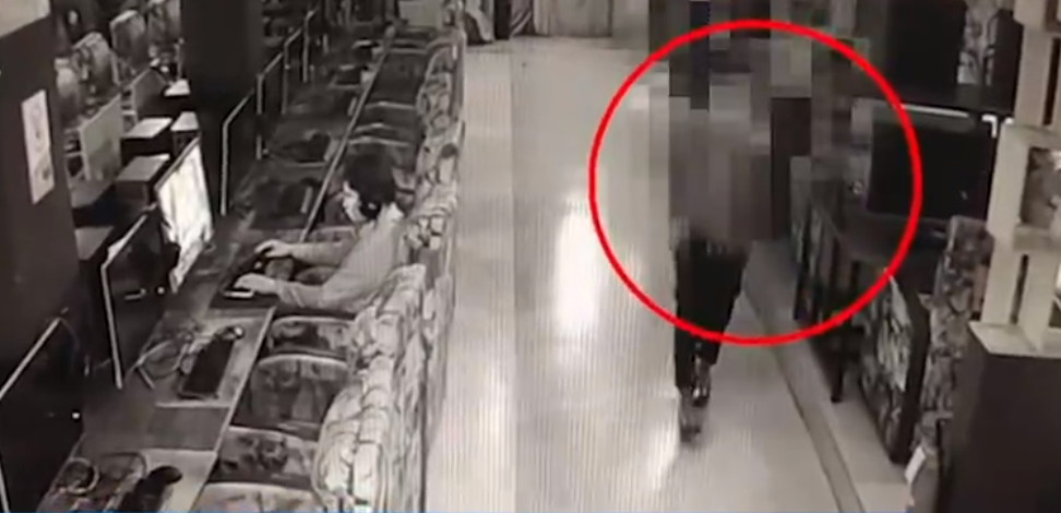 掌上社评 帅气男生网吧被盯上,30岁男子借机向其奶茶投安眠药,欲实施猥亵