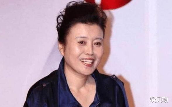 丁嘉丽|丁嘉丽成为娱乐圈的清流，原因有三点，不向年龄服输不溺爱星二代