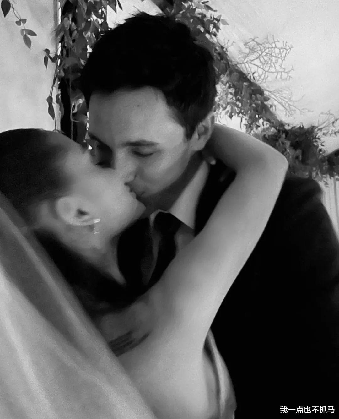 爱莉安娜·格兰德|王力宏还没被封杀，她却突然宣布“退圈”！