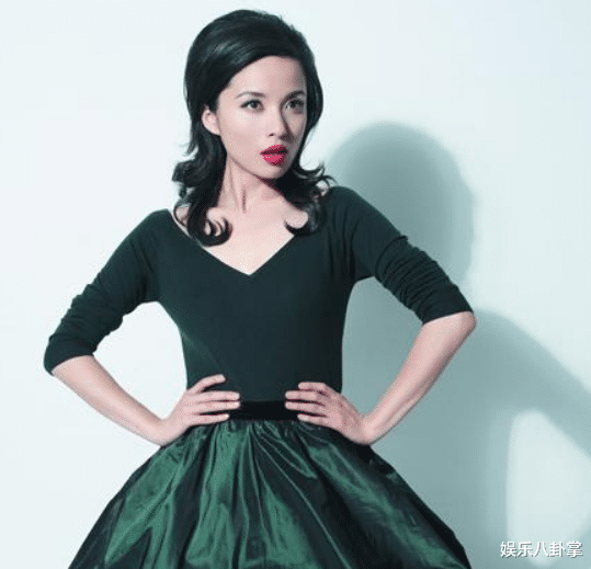 靳东|她因吻戏遭丈夫抛弃，二婚嫁靳东被宠成公主，如今44岁美成这样