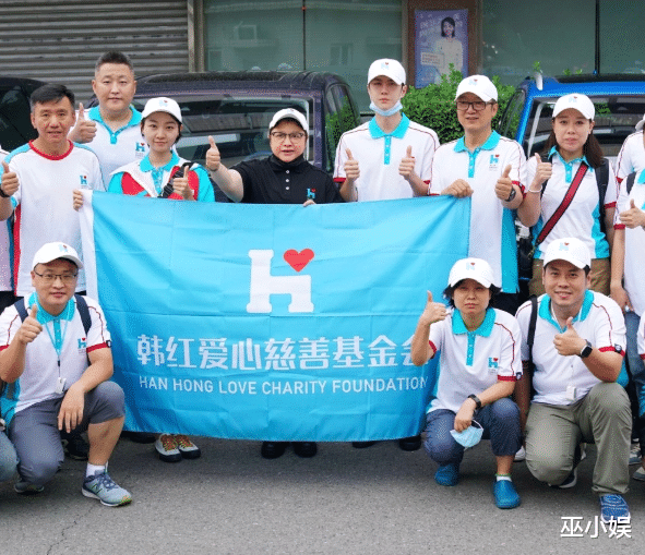 韩红|王一博韩红救灾帮倒忙？一箱货来回搬忙拍照，带摄影师像领导巡察