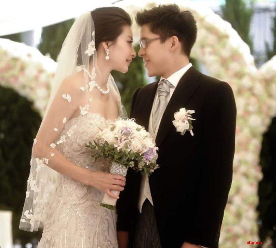 郭晶晶|同是豪门儿媳，郭晶晶被公公感恩“下嫁”，她却连场婚礼都不配有