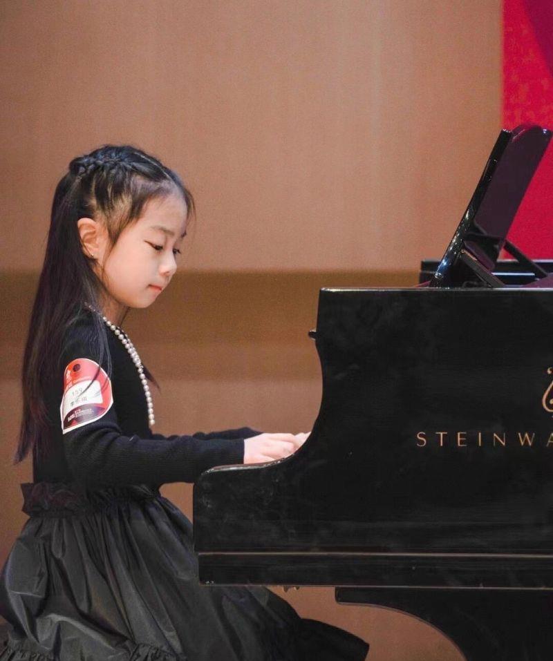 戚薇|戚薇女儿长大啦！参加中国区钢琴总决赛超淡定！小戚薇再实锤！